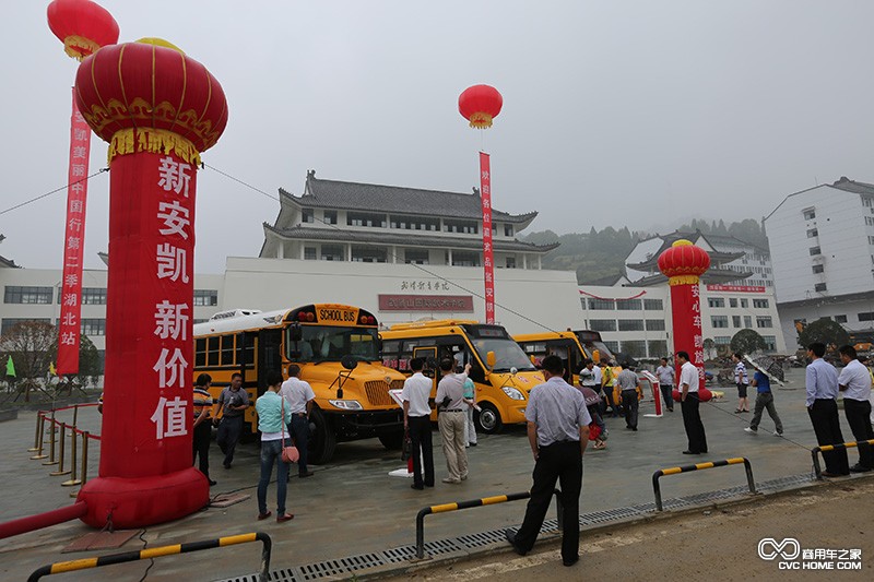 安凱美麗中國行現(xiàn)場(chǎng) 群眾觀車