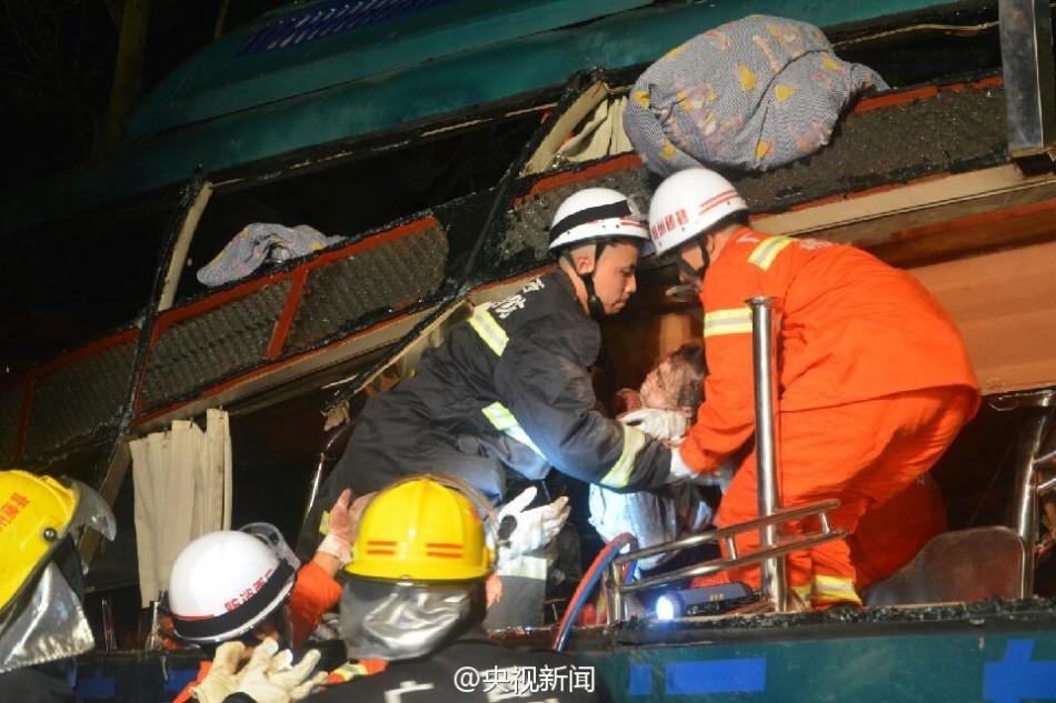 客車與貨車相撞  13商用車之家