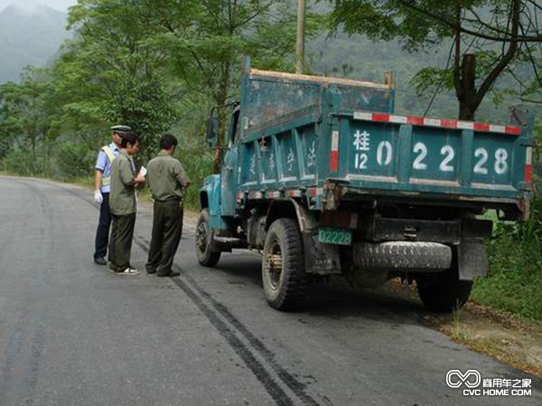 執法 低速貨車圖