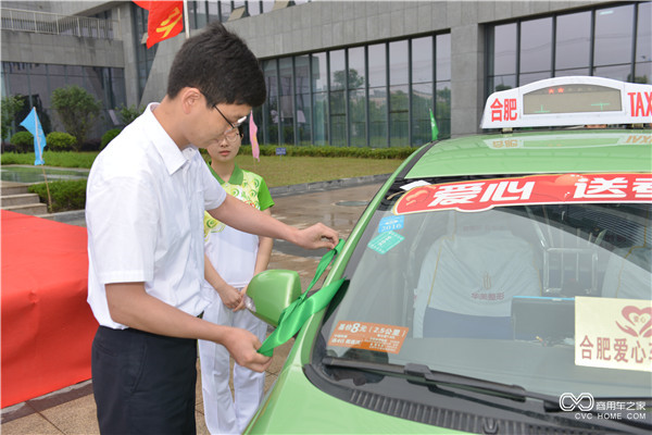 系上綠色帶是“愛(ài)心送考車”的標(biāo)志.JPG