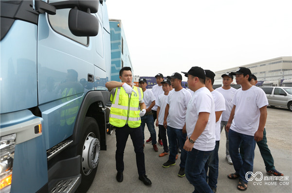 04_沃爾沃卡車中國區高級培訓師崔能為學員講解綠色駕駛理念和技能.jpg